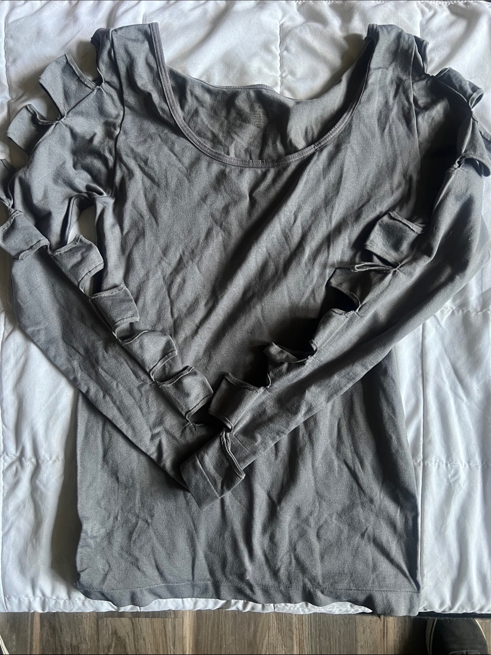 VENUS GREY SCOOP-NECK TOP WITH SLITTED LONG-SLEEVES.